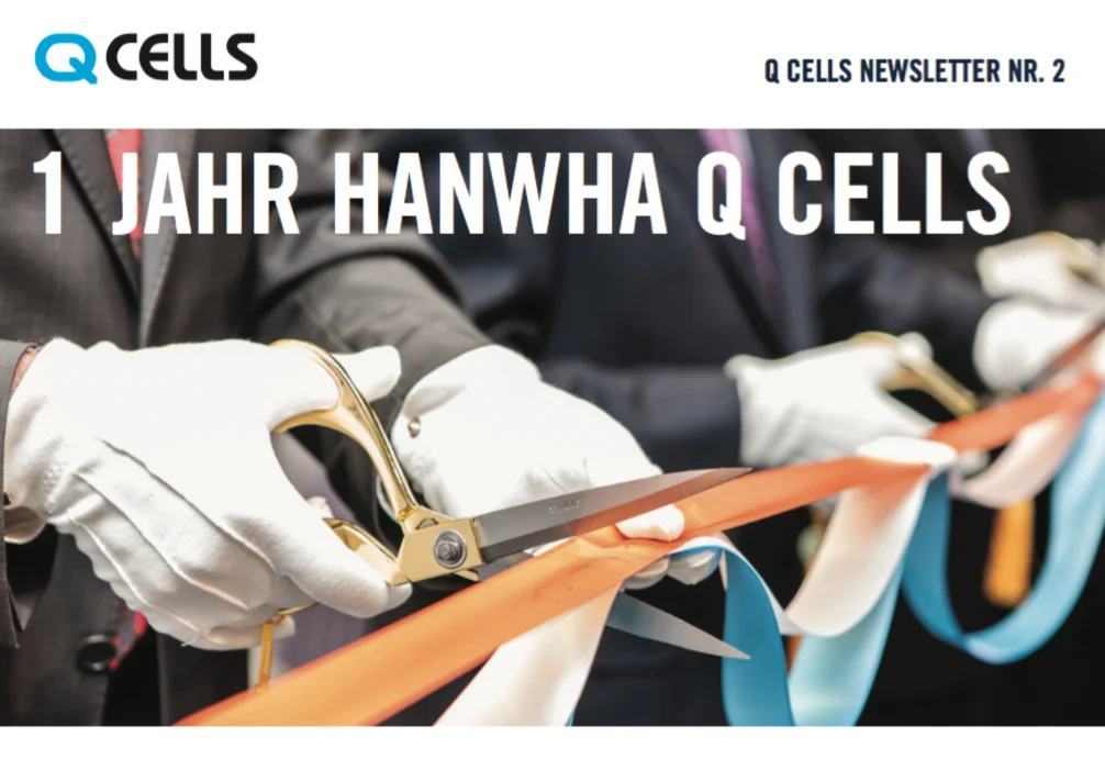 Titelseite des Q-Cells-Newsletters „1 Jahr Hanwha Q Cells“ mit Schere und Band