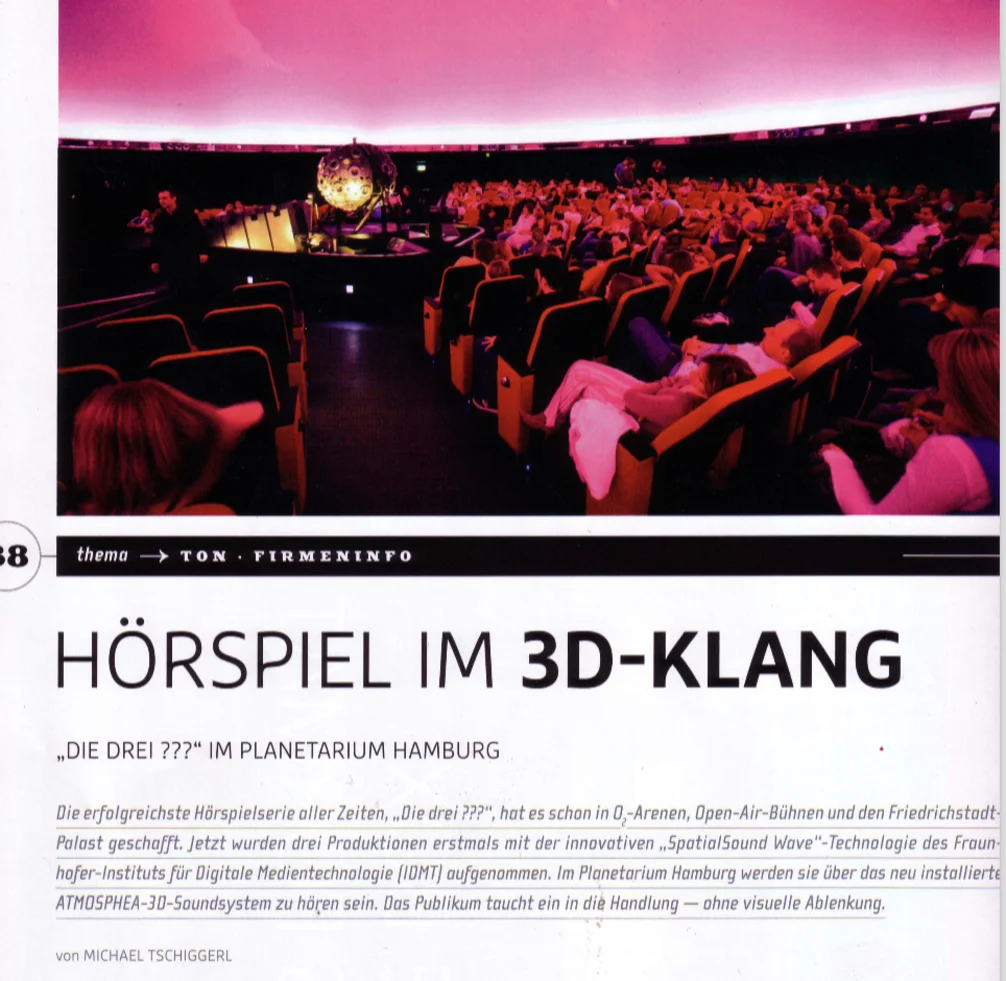 Artikel „Hörspiel im 3D-Klang“ über Die drei ??? im Planetarium Hamburg, mit Blick in den besetzten Saal