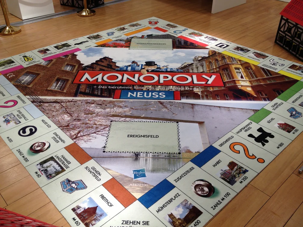 Übergroßes Spielbrett der Monopoly-Städteedition Neuss