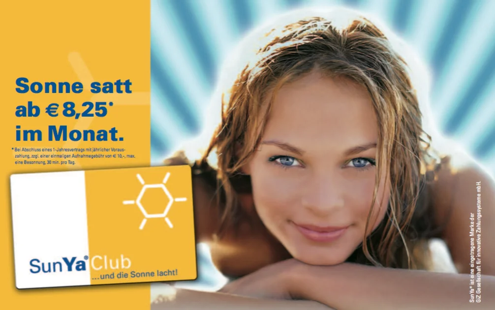 Anzeige des SunYa Clubs „Sonne satt ab 8,25 Euro im Monat“ mit einer lächelnden Frau am Strand
