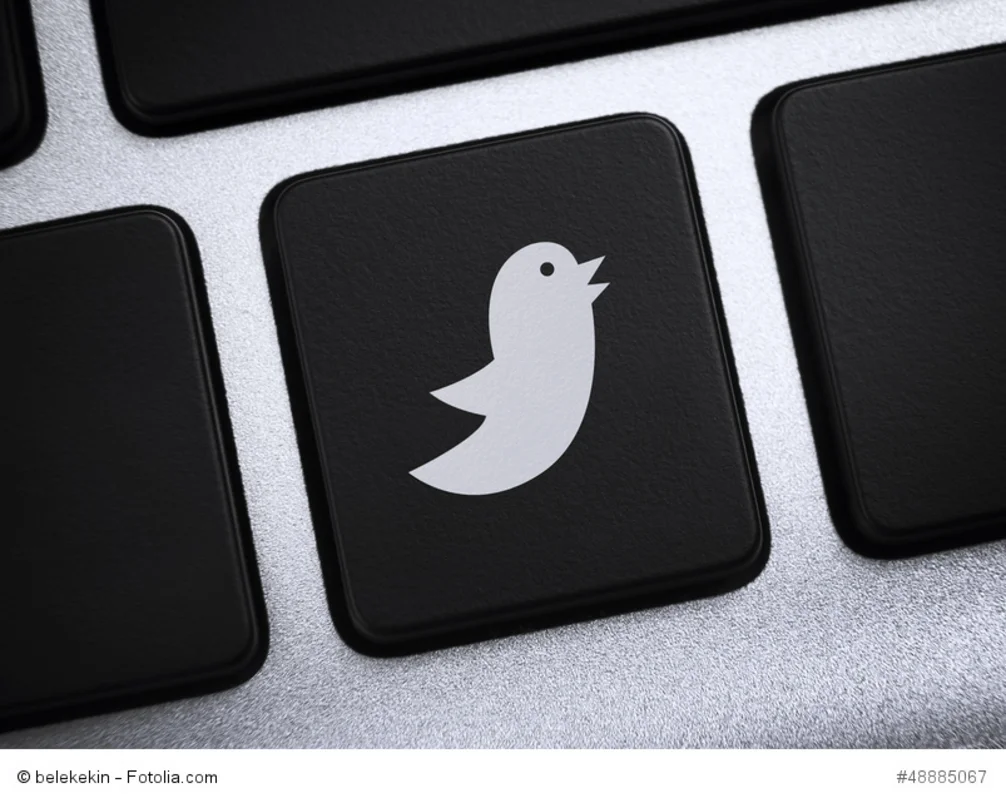 Computertastatur mit einem Vogelsymbol auf einer Taste als Sinnbild für Twitter