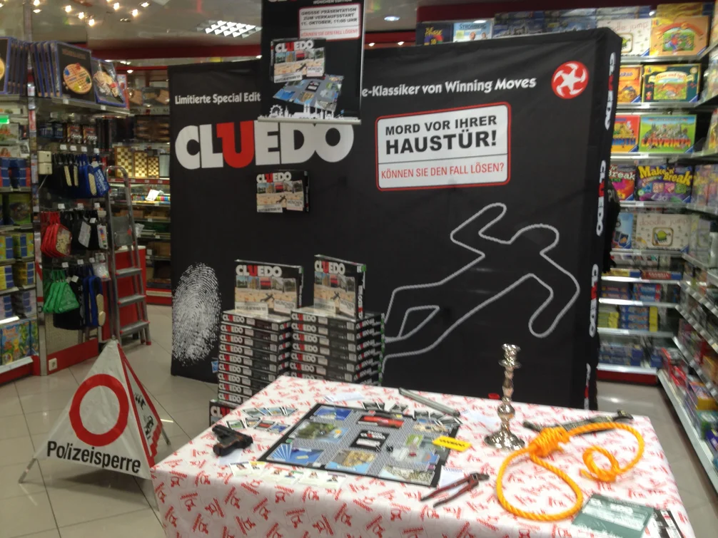 Verkaufsdisplay der limitierten Cluedo-Sonderedition „Mord vor Ihrer Haustür“ von Winning Moves mit aufgebautem Spielplan