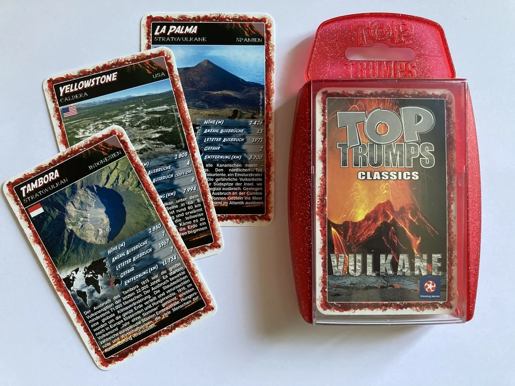 Kartenspiel Top Trumps Classics „Vulkane“ mit aufgefächerten Spielkarten